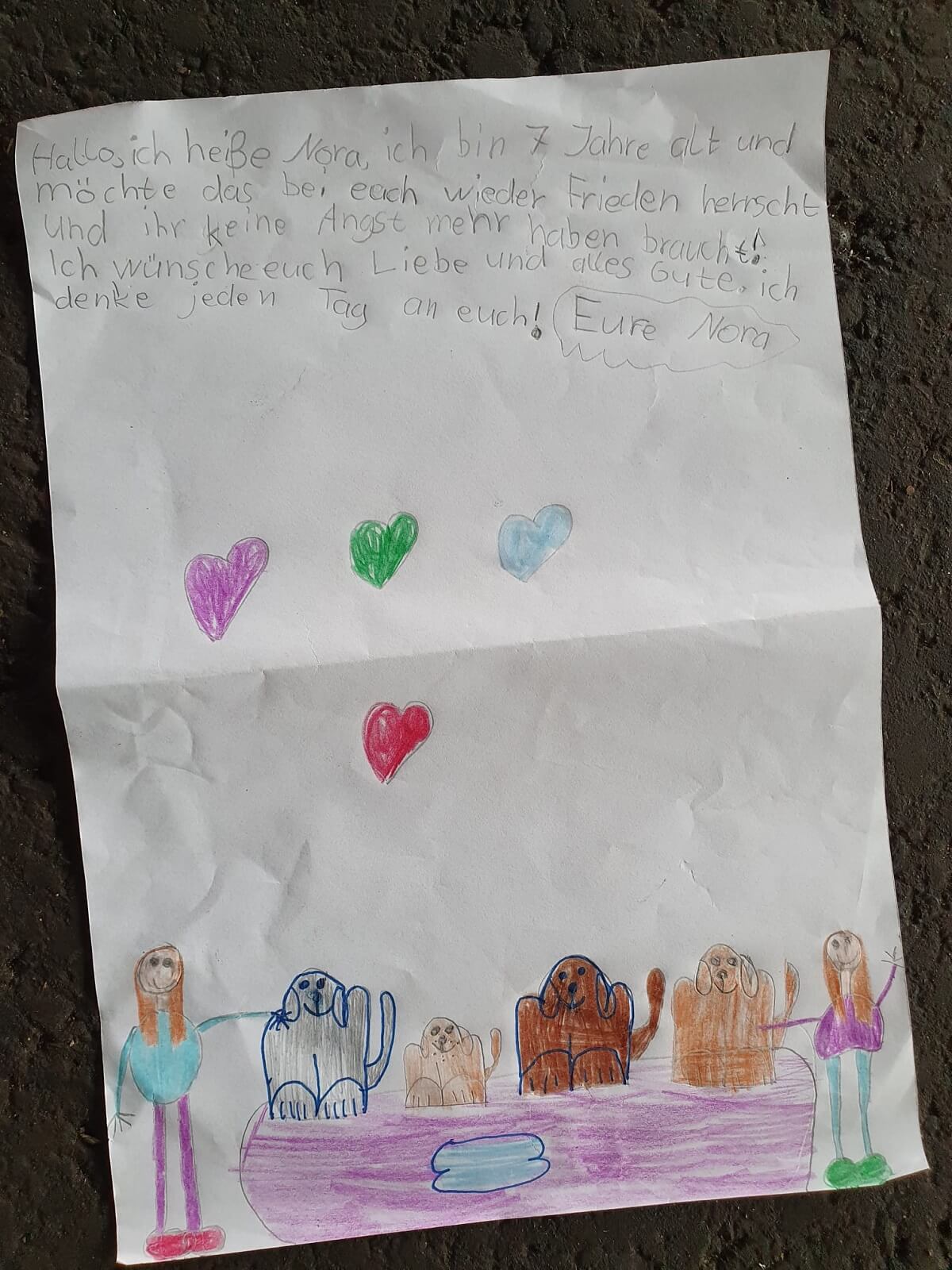 Noras Brief haben wir bei einem Spendenpaket gefunden und werden diesen einem geflüchteten Kind in Polen zustellen und übersetzten