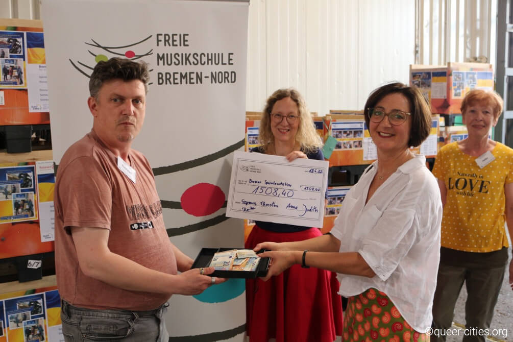 Anna und Judith (Freie Musikschule Bremen-Nord übergeben eine Spende von 1.508,40 Euro an Thosten (Bremer Spendenstation)